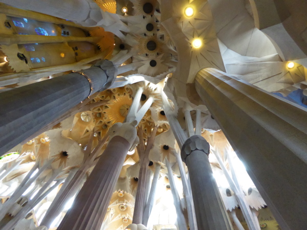 säulen bäume palmen sagrada familia barcelona freibeuter reisen