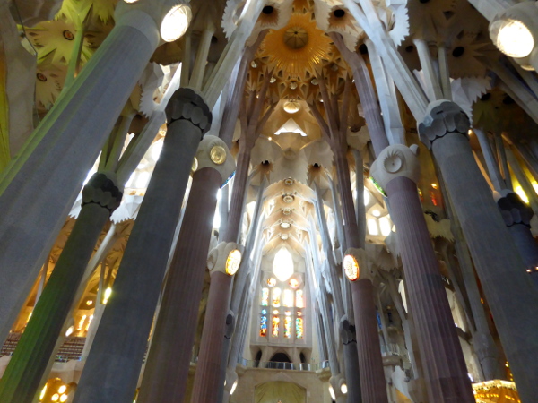 säulen sagrada familia barcelona freibeuter reisen.