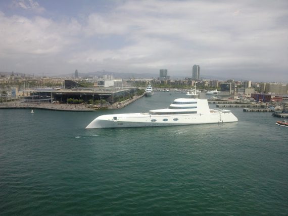 Hoher Besuch im Hafen: Die Motor Yacht A des Designers Philippe Starck 2