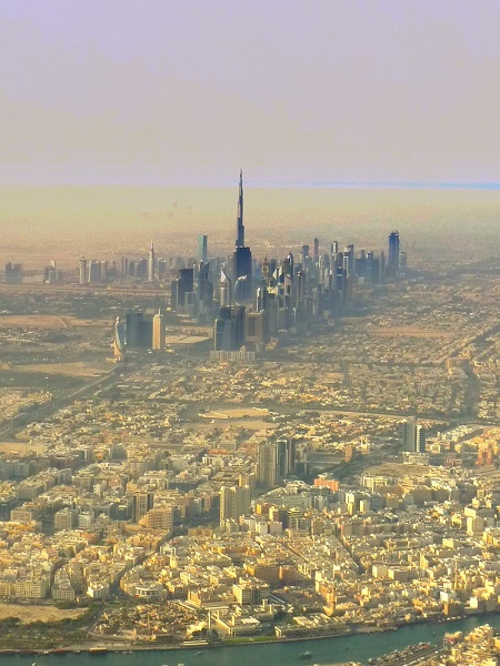 Dubai Airport - Blick auf Wolkenkratzer in der Wüste 15