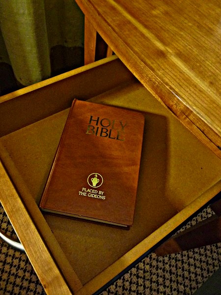 Hotelzimmer Bibel