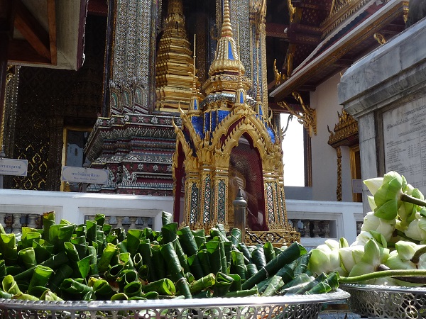 Bangkok- Wat Phra Kaew Grand Palace Blumen Opfergabe