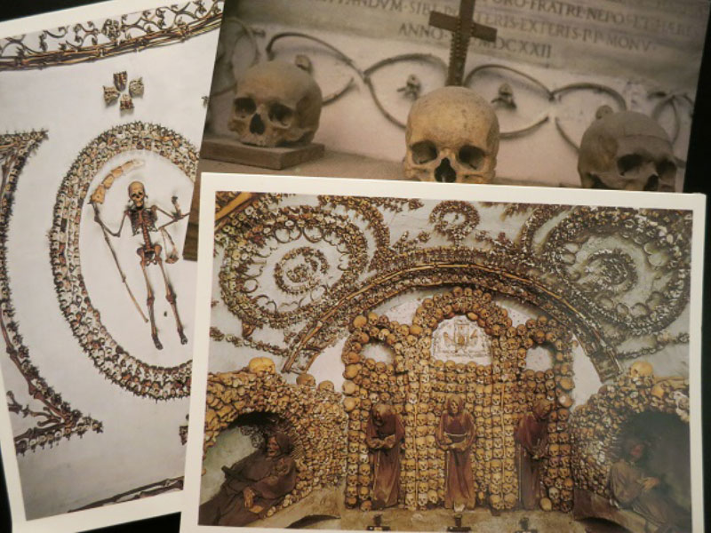 Beitragsbild - Ab in den Untergrund - Rom Knochenkapelle Postkarten