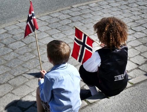 Bunter Trachtentag in Norwegen