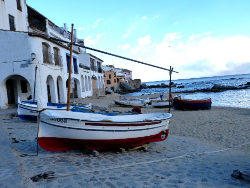 Beitragsbild - Boot, Strand, Calella de Palafrugell - Wandern auf dem Camí de Ronda