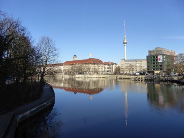 Berlin Mitte Fernsehturm Spree