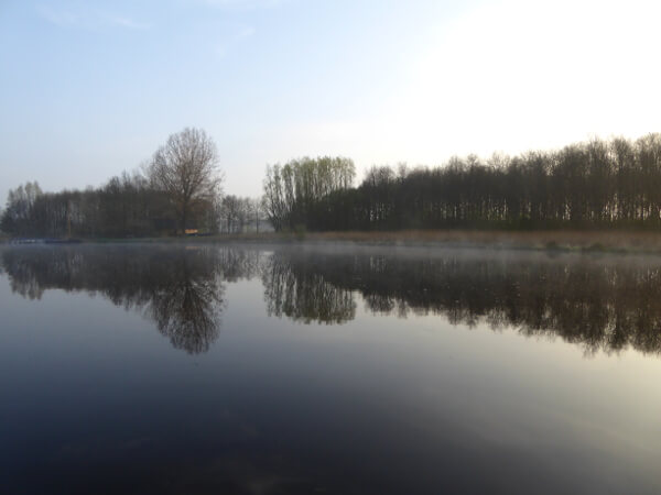 morgennebel Kanal Holland bootstouren