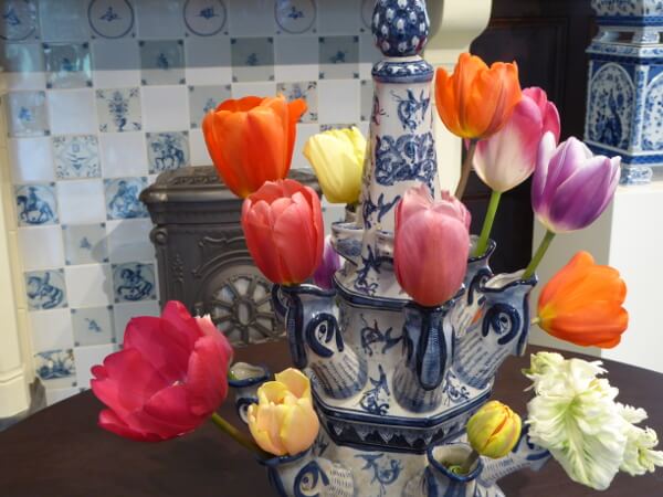 vase delfter Porzellan Tulpen