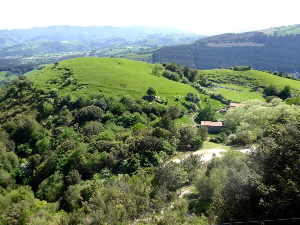 berge und grüne Wiesen Baskenland Bizkaia