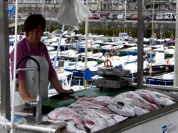 fische verkauf im Hafen Lekeitio Bizkaia