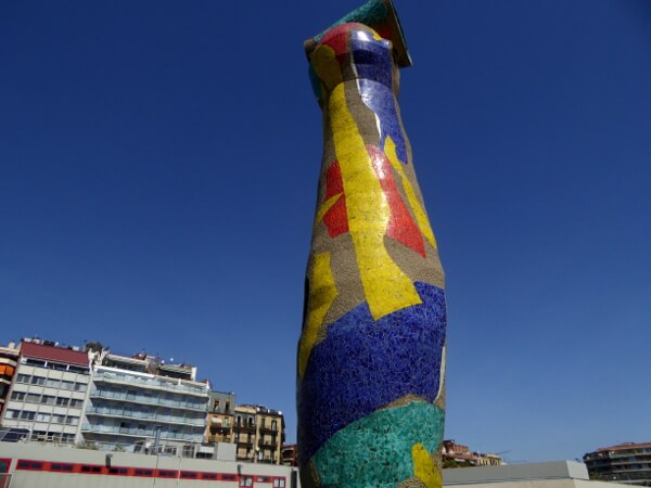 Miro dama i occell trencadis Statue Barcelona