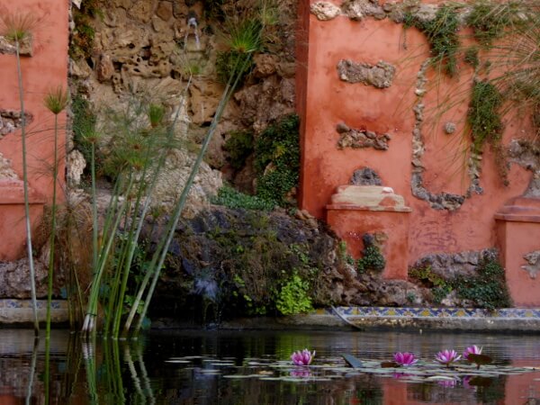 Alcazar Sevilla Gärten Brunnen