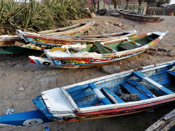 Boote-am-Strand-Goree-Sklaveninsel-Senegal