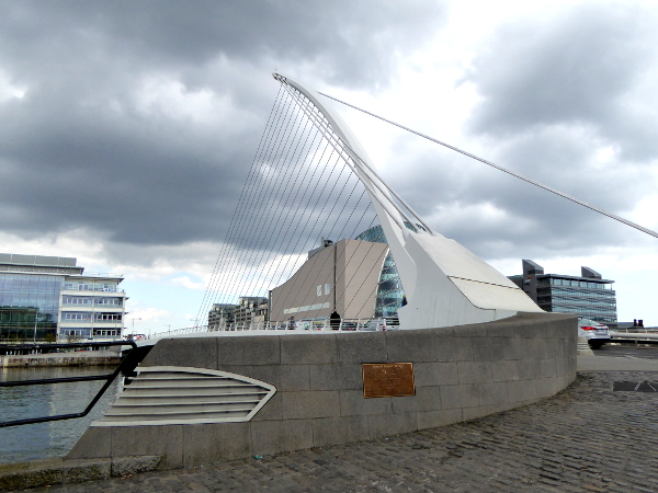 Dublin Brücke im Hafen Freibeuter reisen
