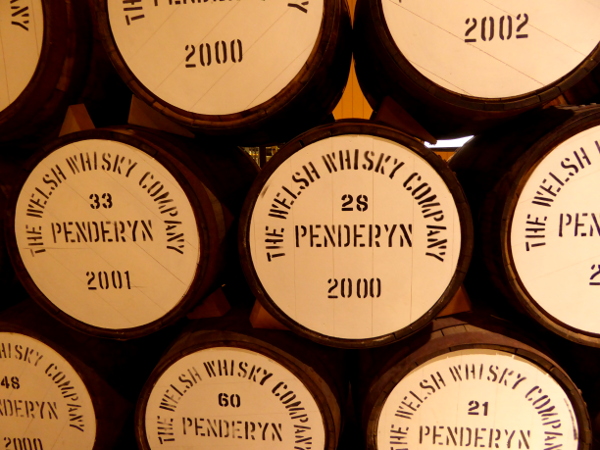 Fässer Penderyn Destillerie Wales Whisky Freibeuter Reisen
