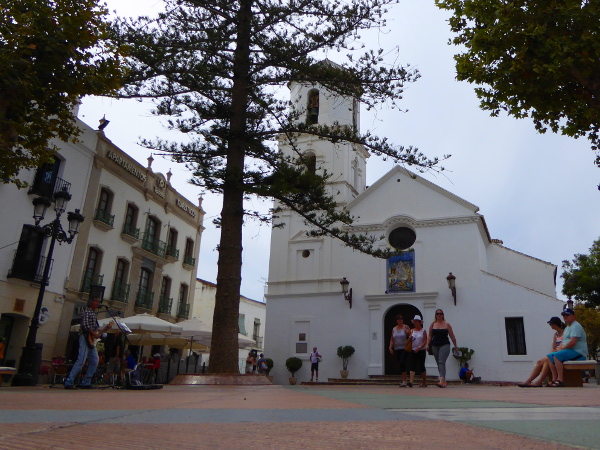 platz-kirche-balcon-de-europa-nerja-freibeuter-reisen