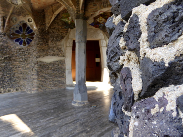 basalt-steine-saeulen-krypta-gaudi-colonia-gueell-barcelona-freibeuter-reisen