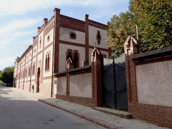 ehemals-kloster-colonia-gueell-barcelona-freibeuter-reisen