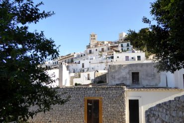 blick auf die Altstadt dalt vila eivissa ibiza freibeuter reisen