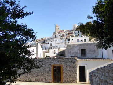 blick auf die Altstadt dalt vila eivissa ibiza freibeuter reisen