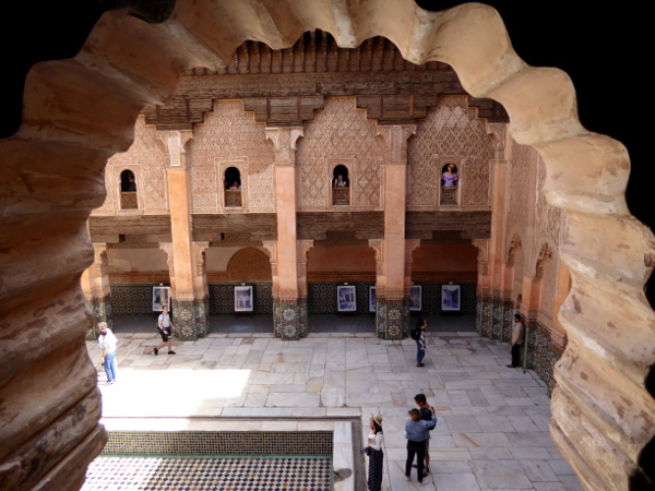 marrakesch blick aus dem fenster der medersa ben youseff freibeuter reisen