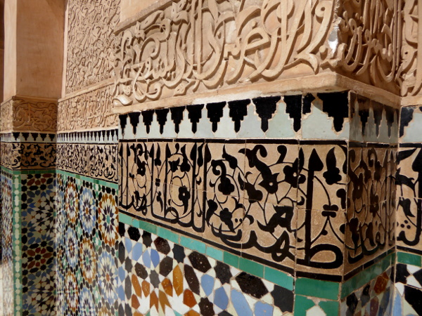 marrakesch verschiedene schriften an der wand der medersa ben youseff freibeuter reisen