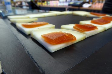 girona food tour kaese formatge markt freibeuter reisen