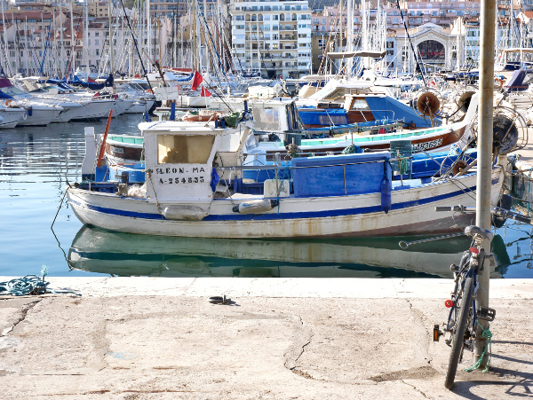 boot im Hafen von Marseille Freibeuter reisen