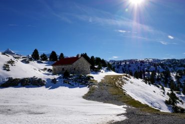 haus im schnee berge valle de roncal navarra spanien