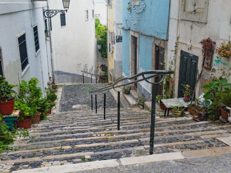 Beitragbild - Alfama, Treppen, Viertel Lissabon - Alfama, wo Lissabon noch ein Dorf ist