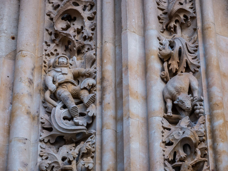 neue Kathedrale Salamanca Fassade Astronaut