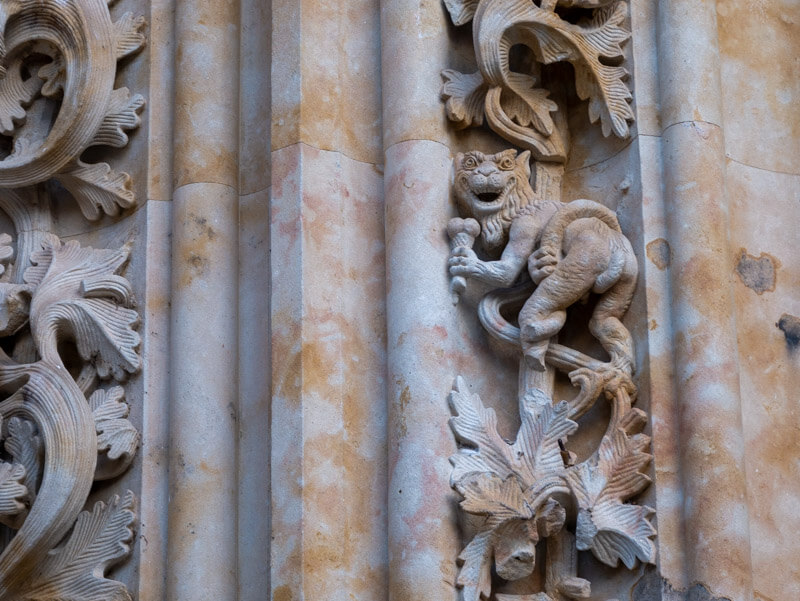 neue Kathedrale Salamanca Fassade Astronaut und drache mit eis