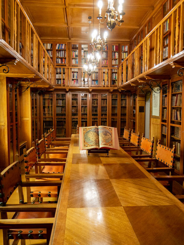 palauet-casades-barcelona-jurist-bibliothek