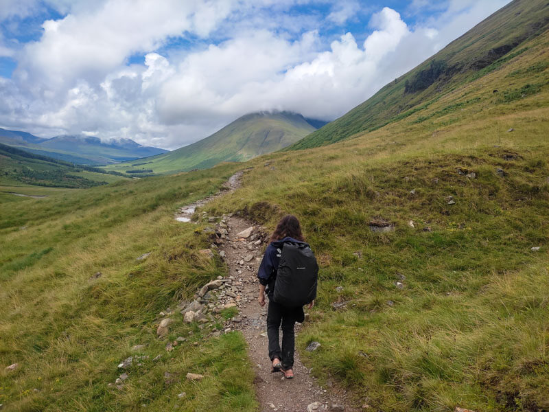 Schottische Highlands - wandern in gruener Landschaft