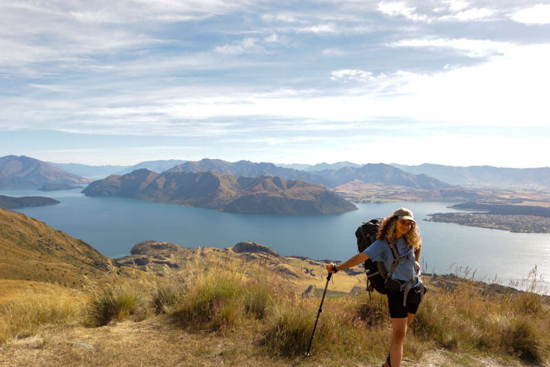 Lina auf dem Wanderweg zum Roys Peak in Neuseeland