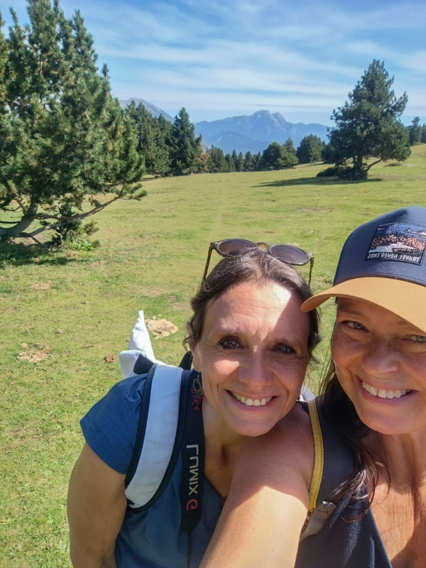 glückliches Wandern 