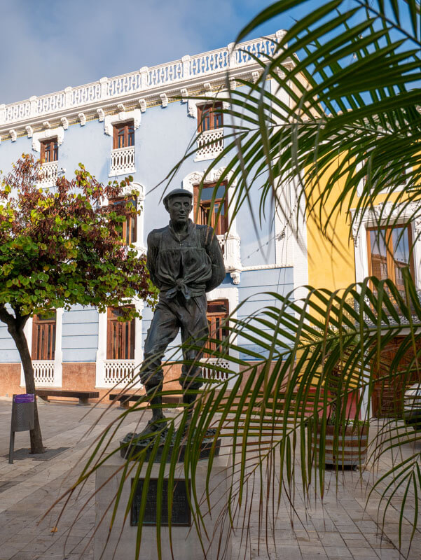 weintreter vor der casa cultura Bullas